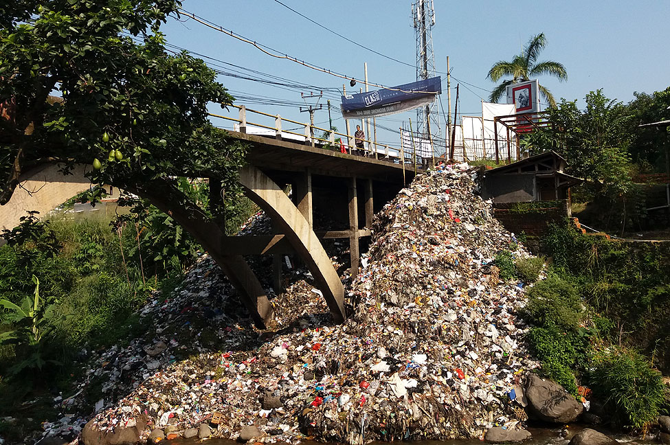 Sampah Jembatan Cilongkrang Majalengka (1)