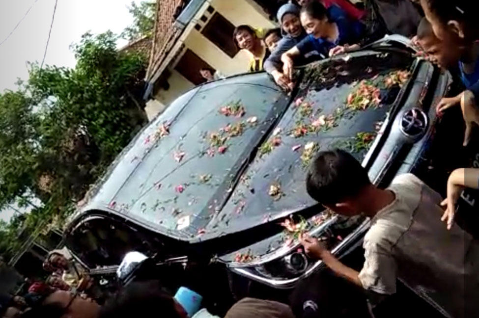 Tradisi Saweran Mandikan Mobil