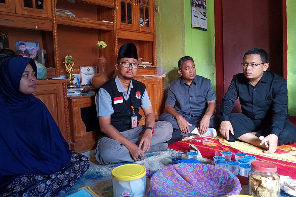 Ketua KPU Majalengka Agus Syuhada melakukan takziah ke rumah duka Ahmad Sujai, petugas KPPS yang meninggal diduga akibat kelelahan setelah menjalankan tugasnya sebagai penyelenggara Pemilu 2019