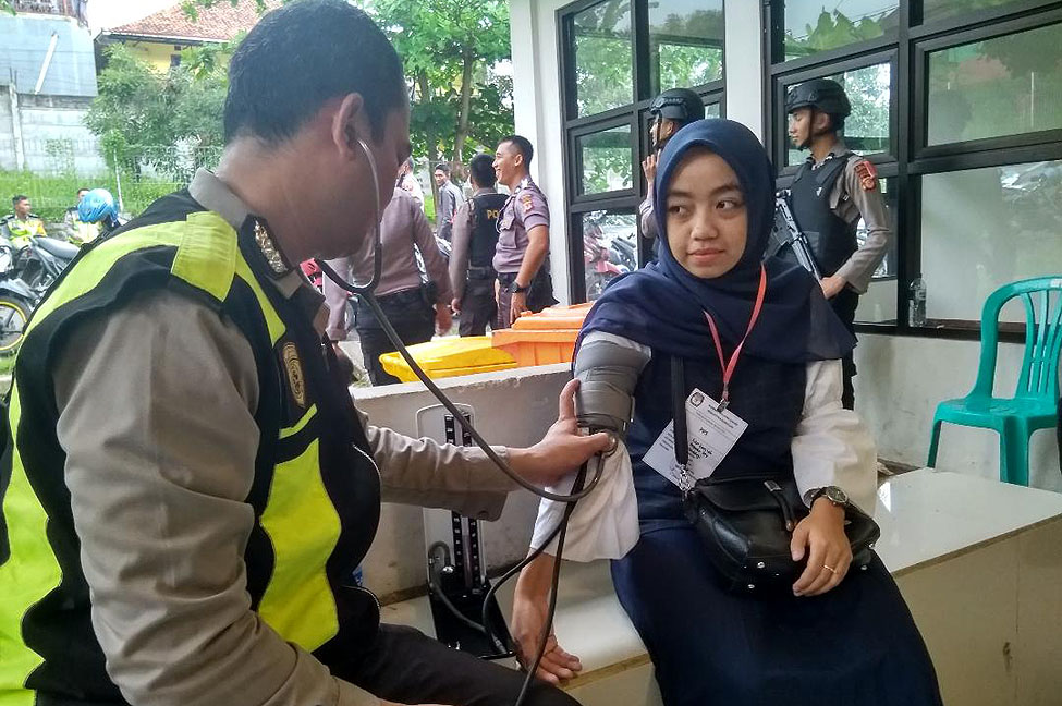 Pemeriksaan kesehatan petugas KPU Kabupaten Kuningan Andri (2)