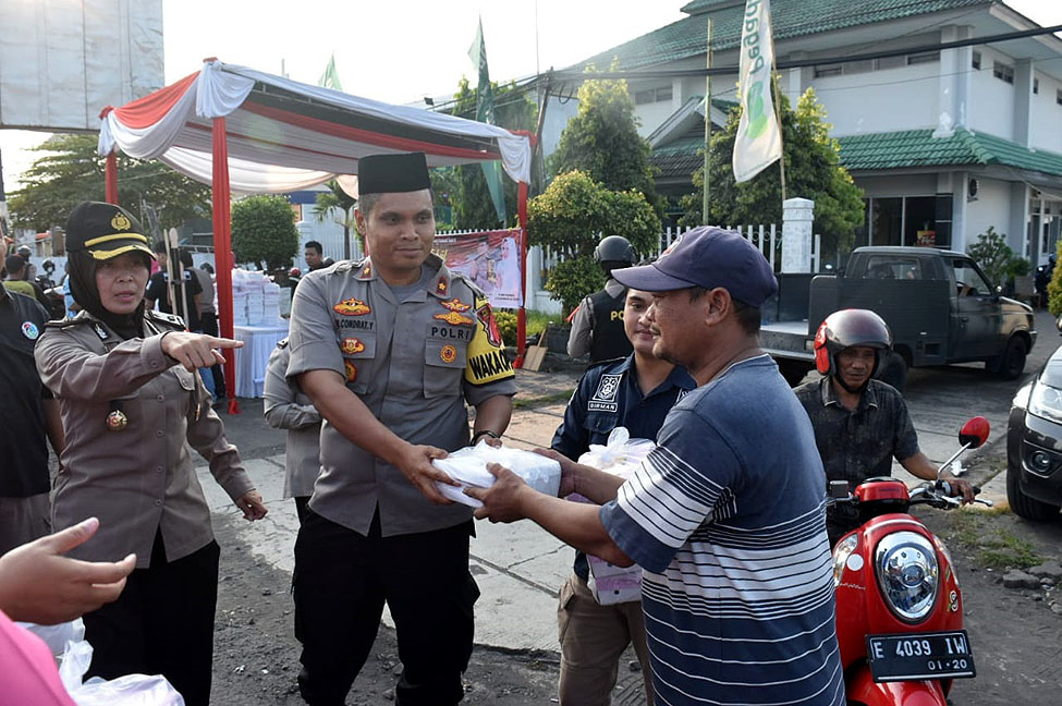 IMG-20190517-Bagi-bagi Takjil Polres Cirebon Juan