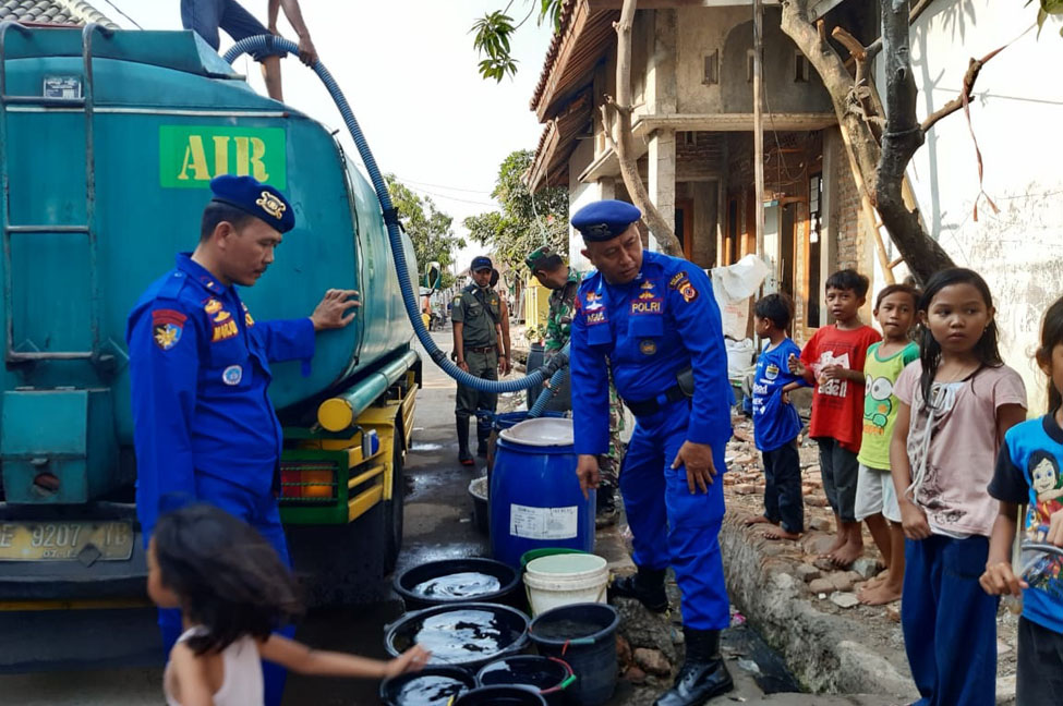 20190705-Polres Cirebon Suplai Air Desa Gebang Ilir (1)