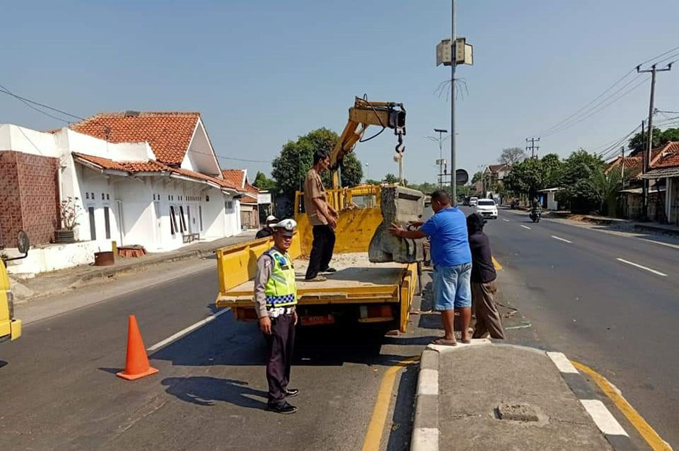 20190711-Pembatas Jalan Pantura Cirebon Juan (2)
