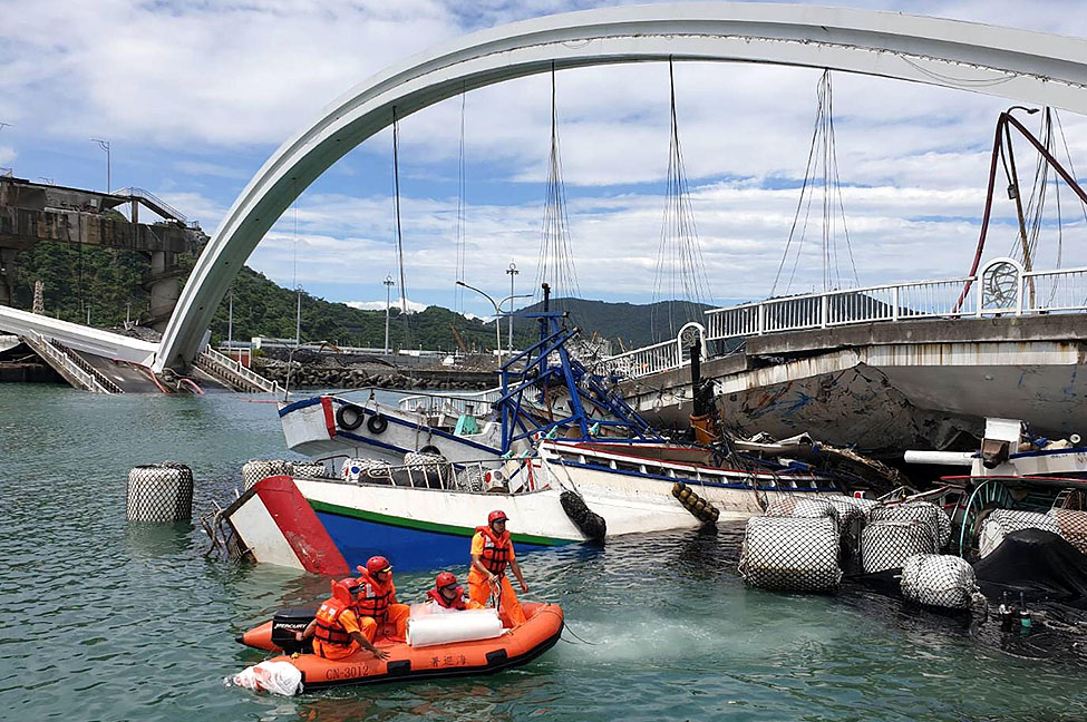 Tim SAR melakukan pencarian korban yang terjebak di dalam reruntuhan jembatan ambruk di Teluk Nanfangao, Taiwan. (Foto: Net)