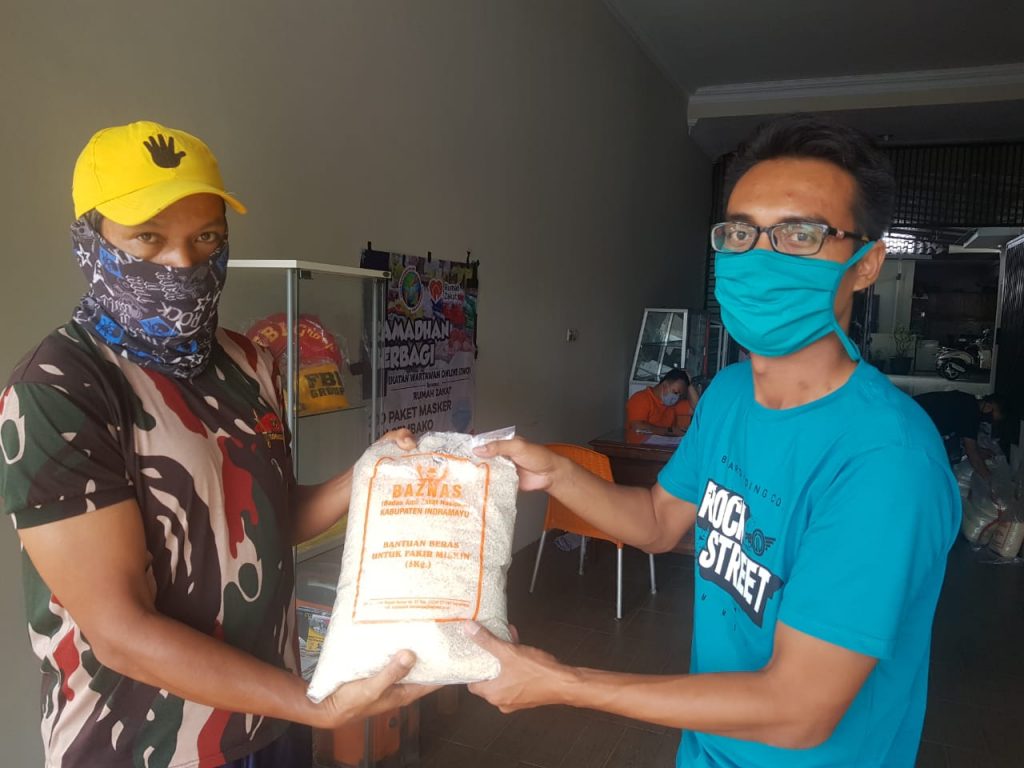 Pengurus IWO Indramayu membagikan beras untuk warga terdampak COVID-19 di Kabupaten Indramayu.