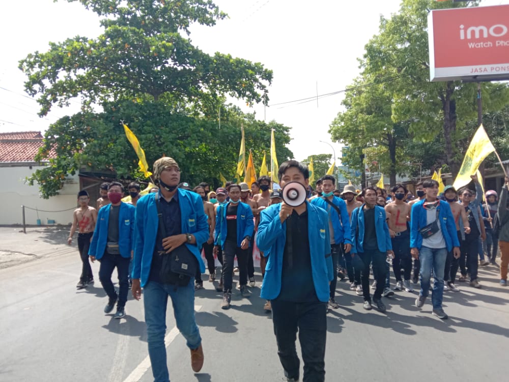 Demo mahasiswa di Indramayu menolak UU Cipta Kerja, Jumat (9/10/2020). (Bakrudin/IJNews)