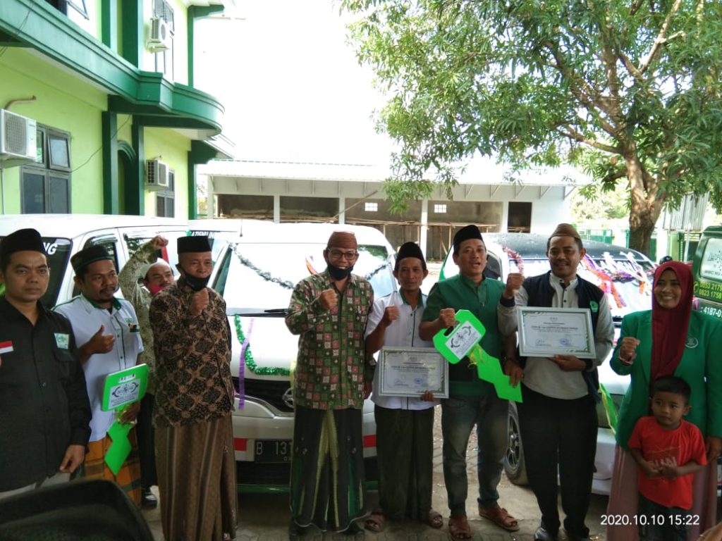 Penyerahan bantuan unit ambulans oleh PCNU Kabupaten Indramayu kepada pengurus Lazisnu dari tiga kecamatan. (Bakrudin/IJNews)
