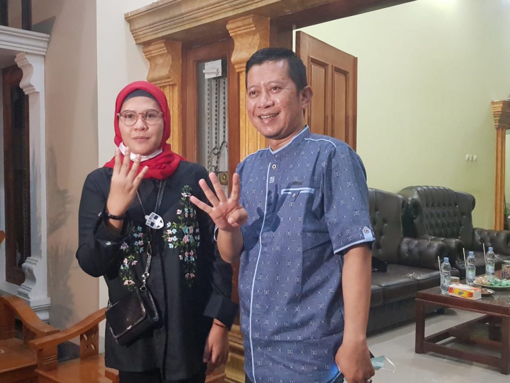 Cabup Indramayu, Nina Agustina dan Ketua Persatuan Keluarga Buruh Migran Indonesia (PKBMI), Talan Budiyanto. (IJNews)