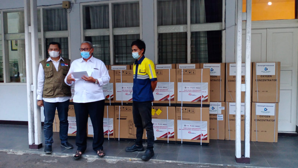 Serah terima bantuan 30 unit oxygen concentrator dari Kementerian Koordinator Bidang Kemaritiman dan Investasi kepada Pemkab Kuningan. (Indramayujeh)
