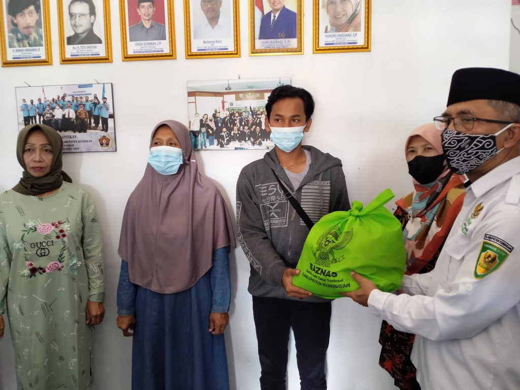 Baznas bekerja sama dengan PWI Kabupaten Kuningan, Jawa Barat, menyalurkan 100 paket sembako bagi warga terdampak PPKM. (Indramayujeh)