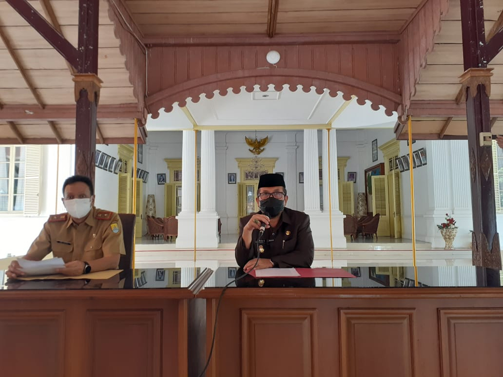 Bupati Cirebon Imron Rosyadi (kanan) saat memberikan keterangan penghapusan denda pajak daerah. (Indramayujeh)