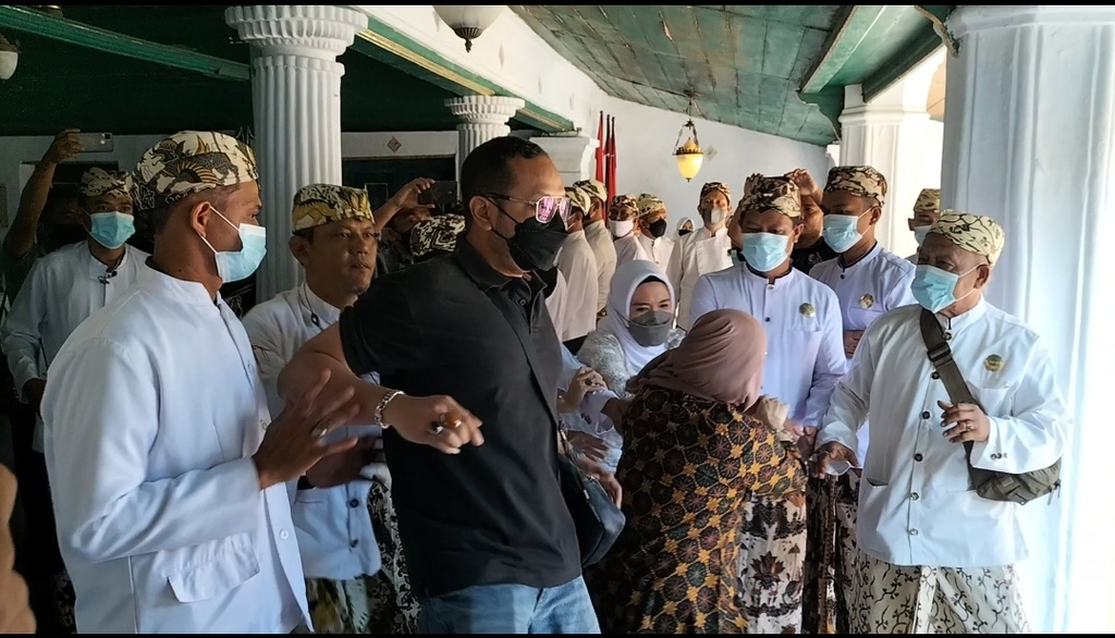 Aksi saling dorong dan tarik-menarik saat pelantikan Perangkat Keraton Kasepuhan Cirebon. (Indramayujeh)