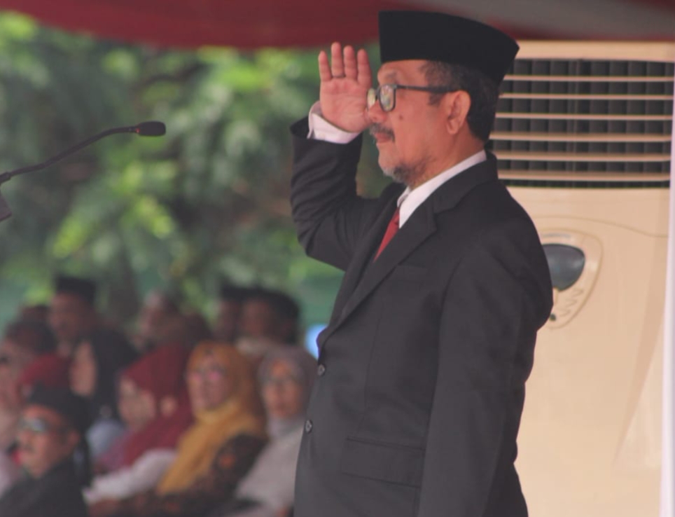 Caption : Bupati Cirebon, Imron Rosyadi saat memimpin upacara peringatan Hardiknas 2023, di Stadion Ranggajati, Kecamatan Sumber, Kabupaten Cirebon, Selasa (2/5/2023). Foto : Joni