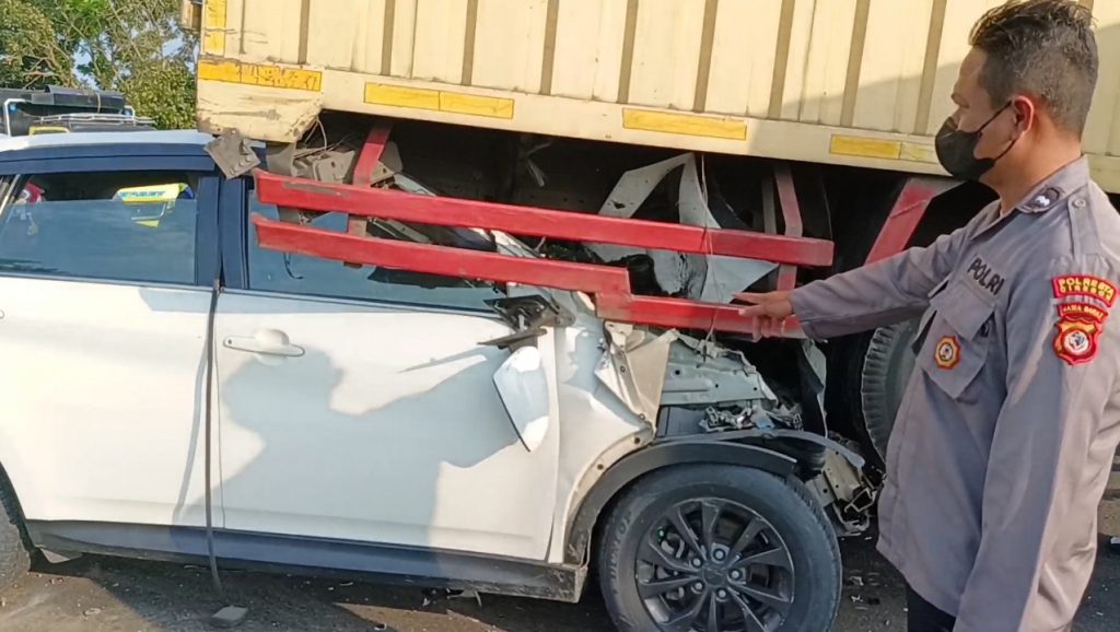 Caption : Kendaraan yang terlibat kecelakaan beruntun di KM 193, 300 Tol Palikanci Cirebon Desa Pesanggrahan, Kecamatan Plumbon, Kabupaten Cirebon, Kamis (4/5/2023). Foto : Joni
