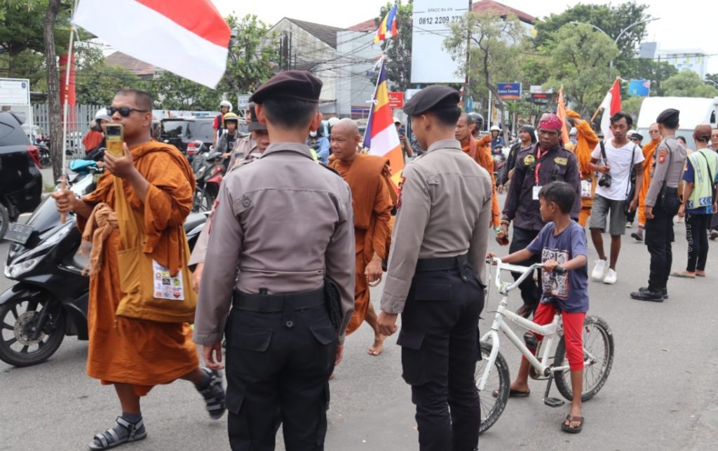 Caption : Biksu jalan kaki saat tiba di Kota Cirebon, Jawa Barat. Foto : Ist