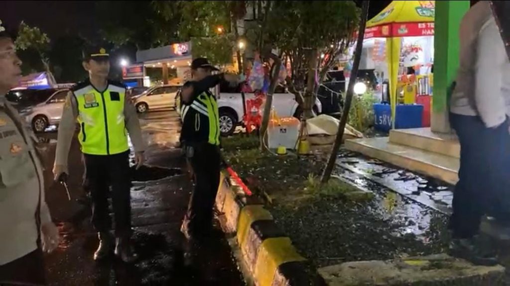 Caption : Petugas kepolisian Polres Cirebon Kota, saat melakukan penertiban parkir liar sandal di Masjid rest area KM 208 B Tol Palikanci, Cirebon, Senin (1/5/2023).