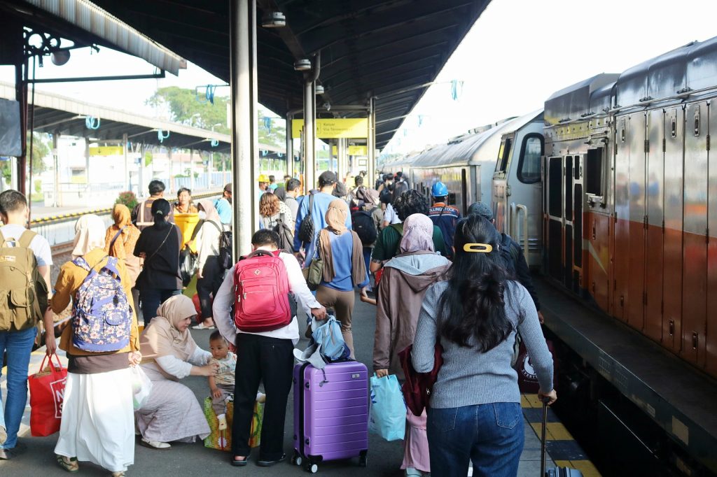 Caption : Aktifitas penumpang kereta api di Stasiun Cirebon selama masa angkutan lebaran 2023. Foto : Ist