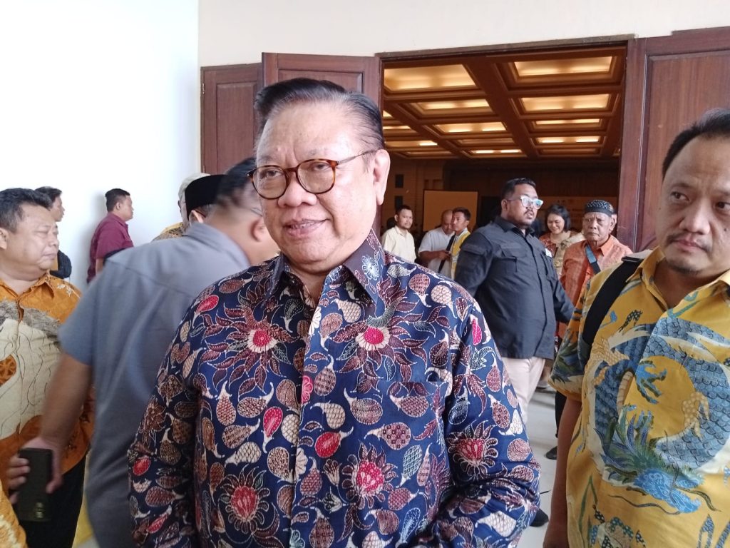 Caption : Ketua Dewan Pakar Partai Golkar, Agung Laksono saat menghadiri halalbihalal Kader Partai Golkar di Cirebon. Foto : Joni
