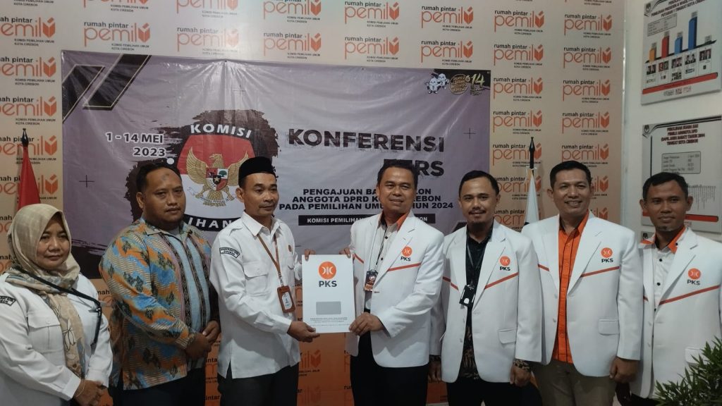 Caption : Ketua DPD PKS Kota Cirebon, Karso bersama rombongan kader dan simpatisan PKS, saat mendaftarkan bacaleg di Kantor KPU Kota Cirebon. Foto : Joni