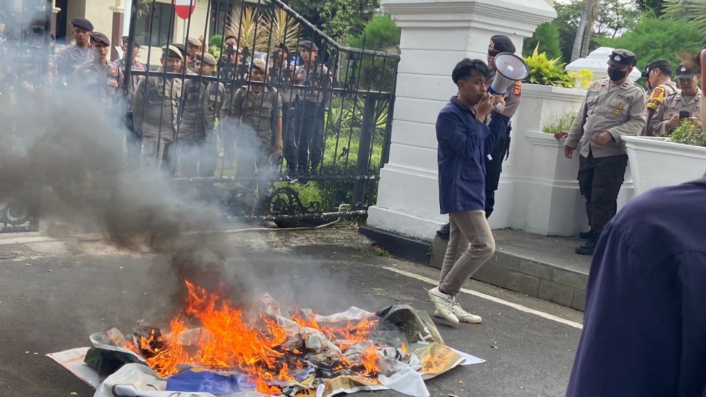 Caption : Aksi unjuk rasa soal jalan rusak, mahasiswa yang tergabung dalam Ikatan Mahasiswa Cirebon Indonesia (IMCI) di depan Kantor Bupati Cirebon. Foto : Joni