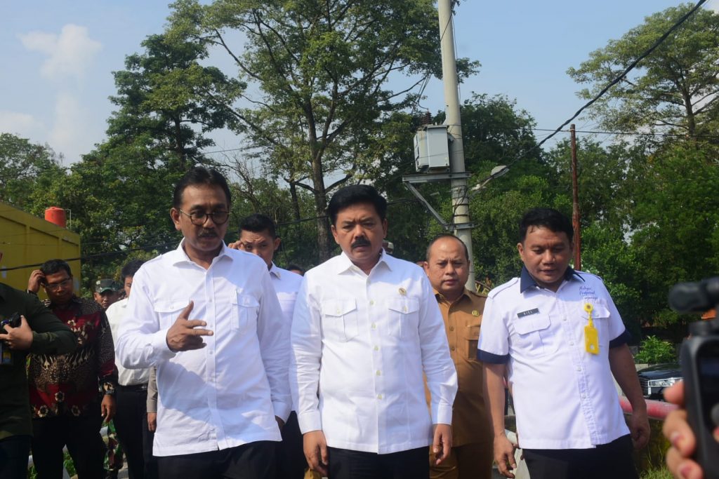 Caption : Menteri ATR/BPN, Hadi Tjahjanto saat menyerahkan sertifikat tanah PTSL di Desa Winong, Kabupaten Cirebon. Foto : Ist
