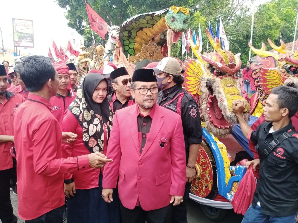 Caption : Ketua DPC PDIP Kabupaten Cirebon, Imron Rosyadi bersama rombongan kader dan simpatisan saat berjalan menuju kantor KPU. Foto : Joni