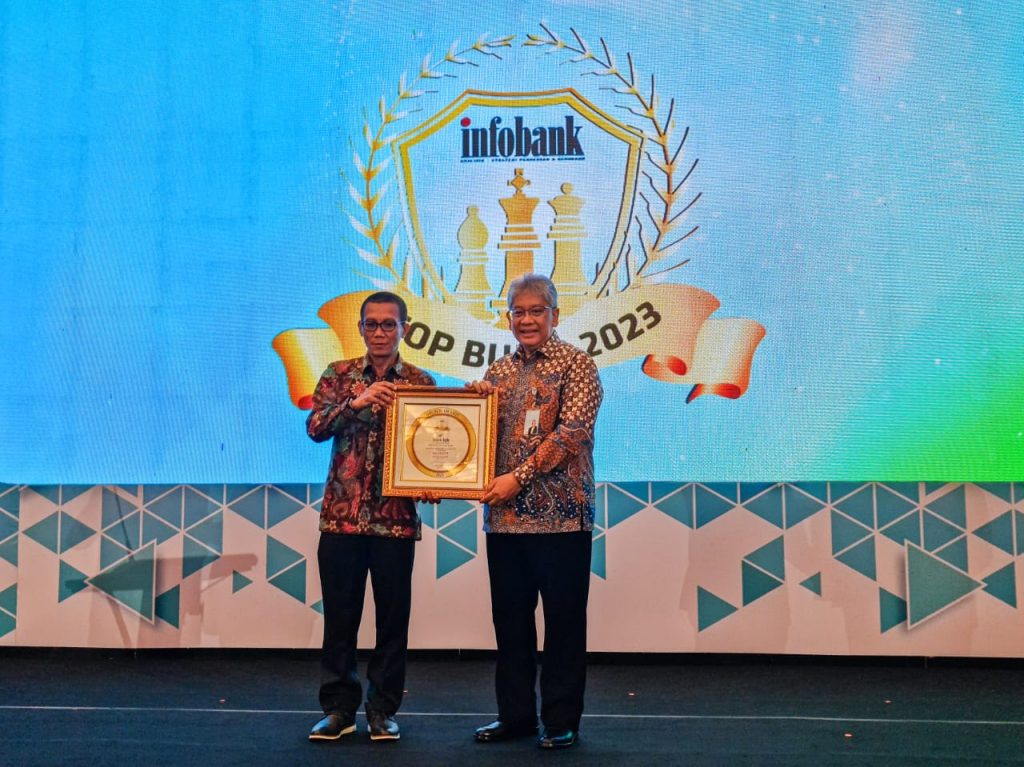 Caption : Direktur Utama Bank bjb, Yuddy Renaldi saat menerima  predikat Top BUMD 2023 dan Golden Award dari majalah Infobank. Foto : IJNews/Ist
