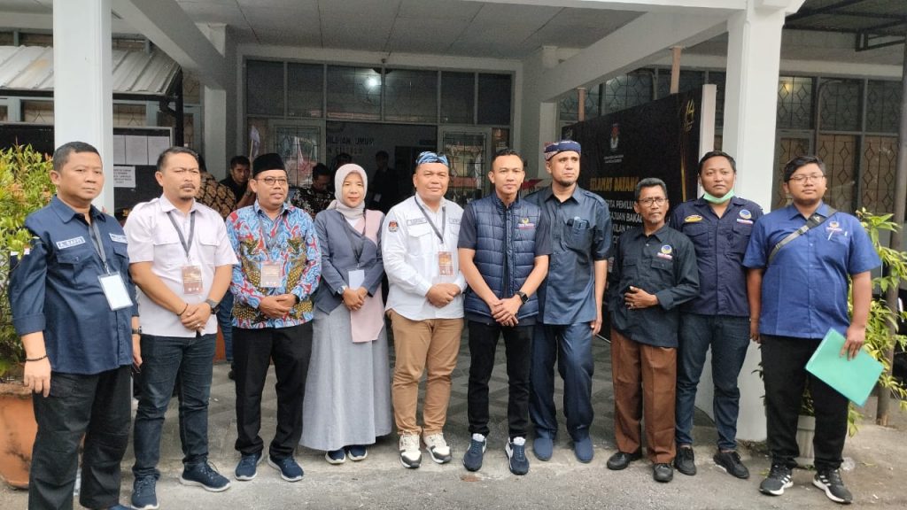 Caption : Rombongan DPD NasDem Kabupaten Cirebon saat mendaftarkan nama-nama bacaleg di Kantor KPU Kabupaten Cirebon. Foto : Joni