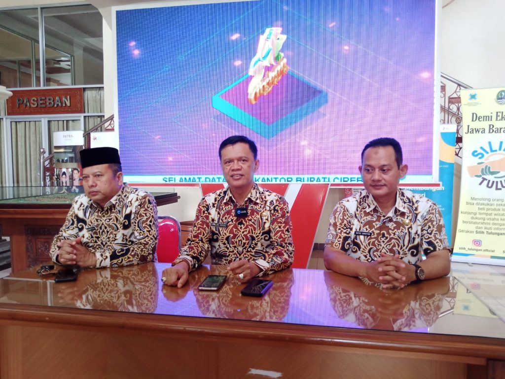 Caption : Sekda Kabupaten Cirebon, Hilmy Riva'i saat jumpa pers di Kantor Bupati Cirebon. Foto : Joni