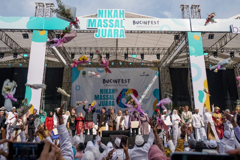 Caption : acara Nikah Massal Juara 'Bucinfest' 2023 di Stadion Patriot Candrabhaga, Kota Bekasi, Minggu (14/05/ 2023). Foto : Ist