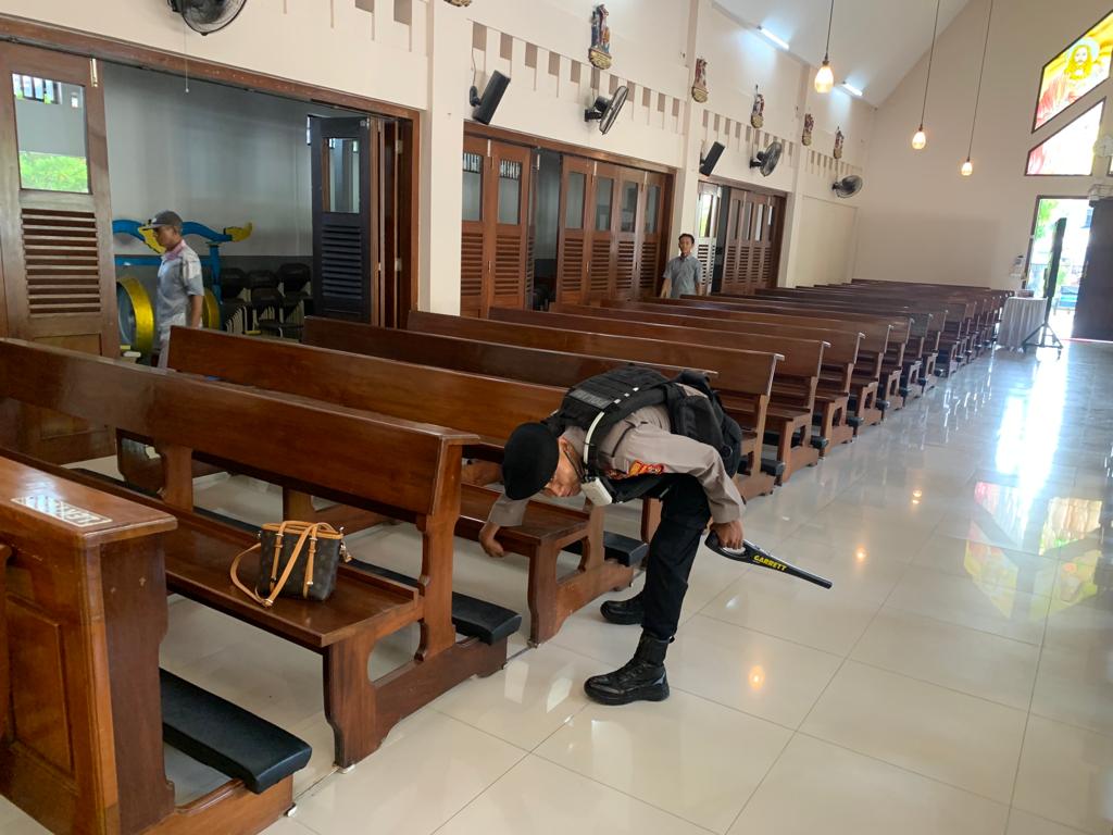 Caption : Personel Polres Cirebon Kota saat melakukan pemeriksaan di Gereja, Cirebon. : Foto: Ist 