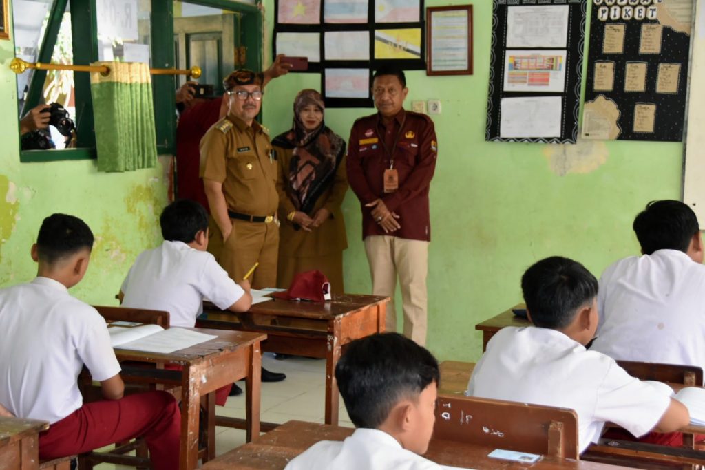 Caption : Bupati Cirebon, Imron Rosyadi meninjau pelaksanaan ujian sekolah. Foto : Joni