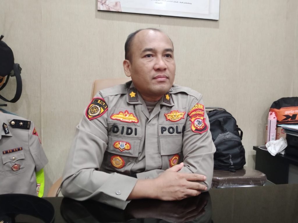 Caption : Kabag SDM Polres Cirebon Kota, Kompol Didi Wahyudi saat memberikan keterangan pers. Foto : Joni