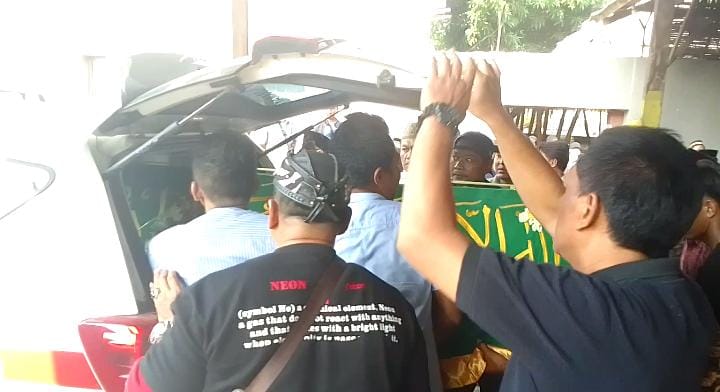 Caption : Jenazah Almarhumah ibu kandung Anggota DPR RI Bambang Hermanto, dibawa menggunakan keranda mayat dan diangkut menggunakan mobil untuk diantarkan ke tempat pemakaman. Foto : Ist