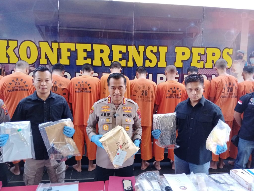 Caption : Kapolresta Cirebon, Kombes Pol Arif Budiman dan jajaran Satresnarkoba menunjukan barang bukti kasus peredaran narkoba saat konferensi pers. Foto : Joni