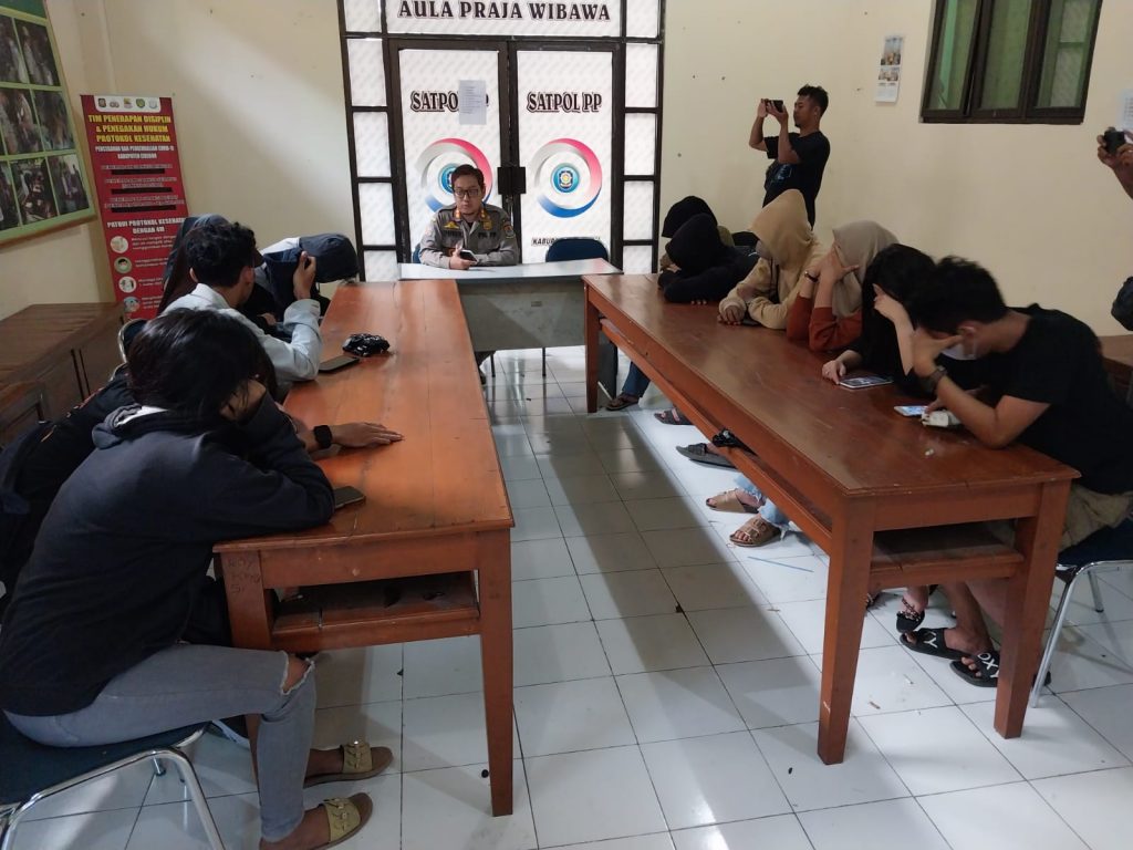 Caption : 6 pasang muda-mudi di Cirebon yang terjaring razia kos-kosan Satpol-PP Kabupaten Cirebon.