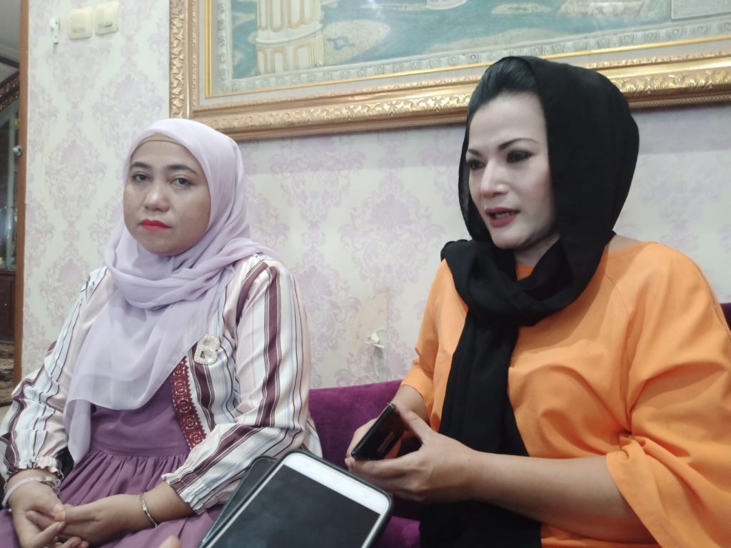 Caption : Ketua KPAID Kabupaten Cirebon, Fifi Sofiyah (kanan) bersama Ketua Komnas Perlindungan Anak Ciayumajakuning, Siti Nuryani saat konferensi pers. Foto : Joni