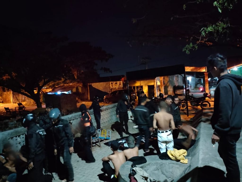 Caption : Belasan remaja diduga hendak tawuran konten diamankan tim Maung Presisi Polres Cirebon Kota. Foto : Ist