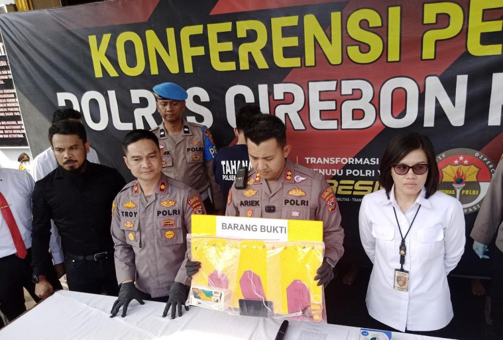 Caption : Kapolres Cirebon Kota, AKBP Ariek Indra Sentanu menunjukan barang bukti pelaku pencurian dan pemberatan saat konferensi pers. Foto : Joni