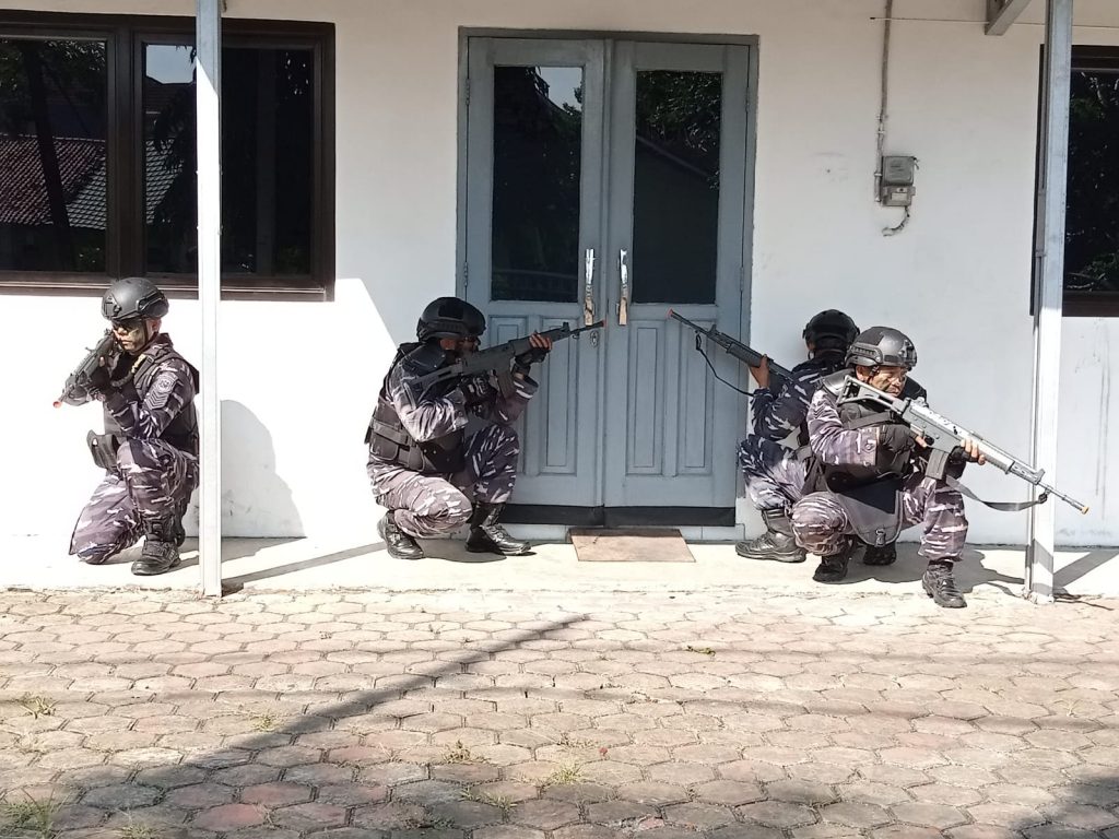 Caption : Tim Fleet One Quick Respond (F1QR) anti teror dari personel Lanal Cirebon dan Detasemen Jalamangkara (Denjaka) Korps Marinir TNI AL berhasil mengepung gedung Satkom, dalam sesi latihan. Foto : Joni