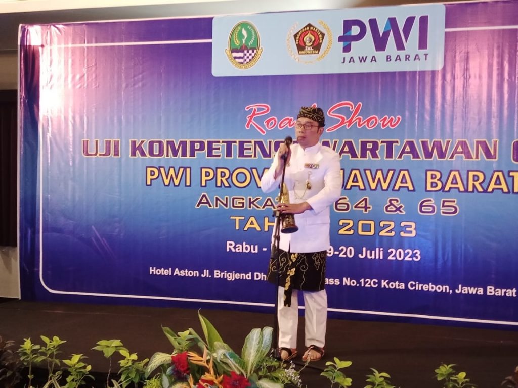 Caption : Gubernur Jawa Barat, Ridwan Kamil saat mengisi sambutan pada uji kompetensi wartawan (UKW) di Cirebon. Foto : Joni