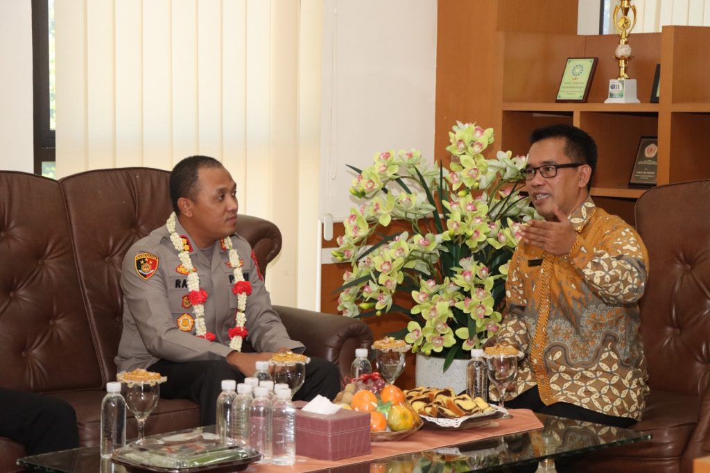 Caption : Kapolres Cirebon Kota AKBP M Rano Hadiyanto berdiskusi dengan ketua Pengadilan Agama Kota Cirebon dalam kunjungannya. Foto : Ist