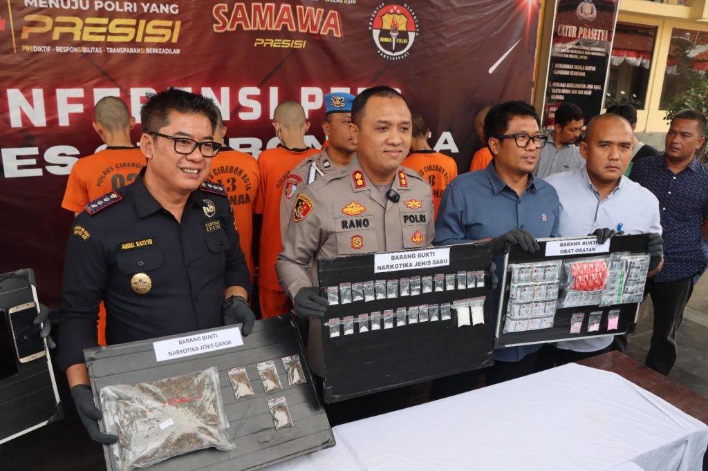 Caption : Kapolres Cirebon Kota, AKBP M Rano menunjukkan barang bukti penyalahgunaan narkoba saat konferensi pers. Foto : Ist