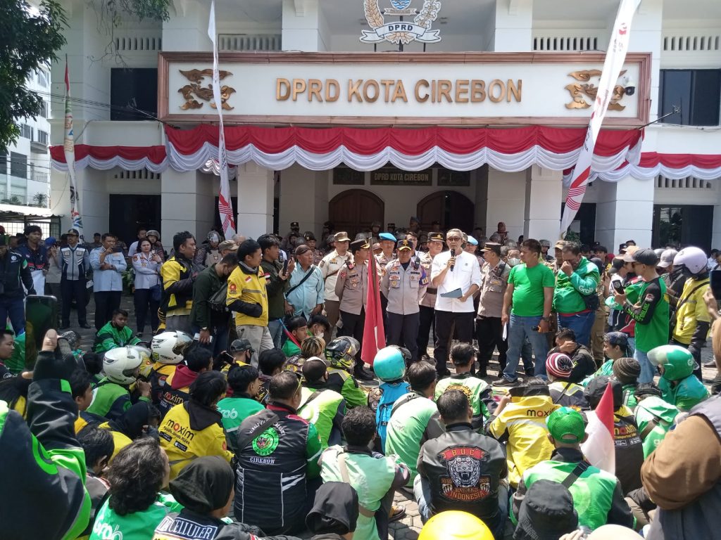Caption : Ratusan driver Ojol Cirebon melakukan aksi unjuk rasa di depan gedung DPRD Kota Cirebon. Foto : Joni