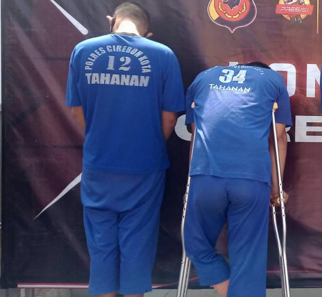 Caption : Dua pelaku curanmor di 6 Lokasi Parkir wilayah Kota Cirebon diamankan di Mapolres Cirebon Kota. Foto : Joni