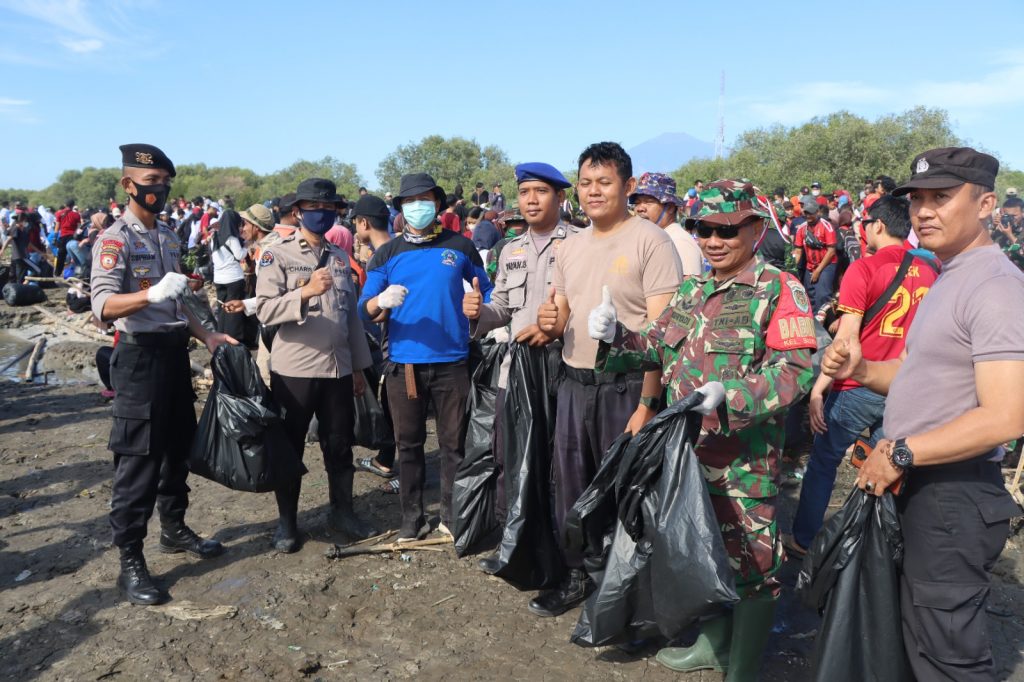 Caption : Aparat Polres Cirebon Kota bersama warga dan TNI bersama-sama membersihkan Pantai Kesenden, Kota Cirebon. Foto : Ist