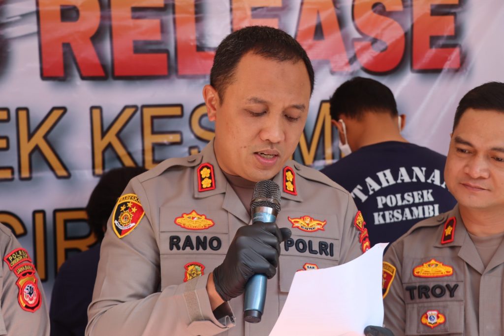 Caption : Kapolres Cirebon Kota, AKBP M Rano saat Konferensi pers kasus curanmor di Stadion Bima Kota Cirebon, di Mapolsek Kesambi. Foto : Ist 