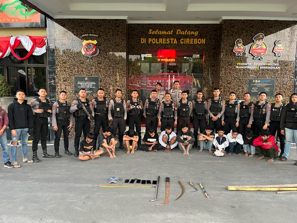 Caption : Belasan Pemuda yang hendak melakukan aksi tawuran diamankan di Mapolresta Cirebon. Foto : Ist