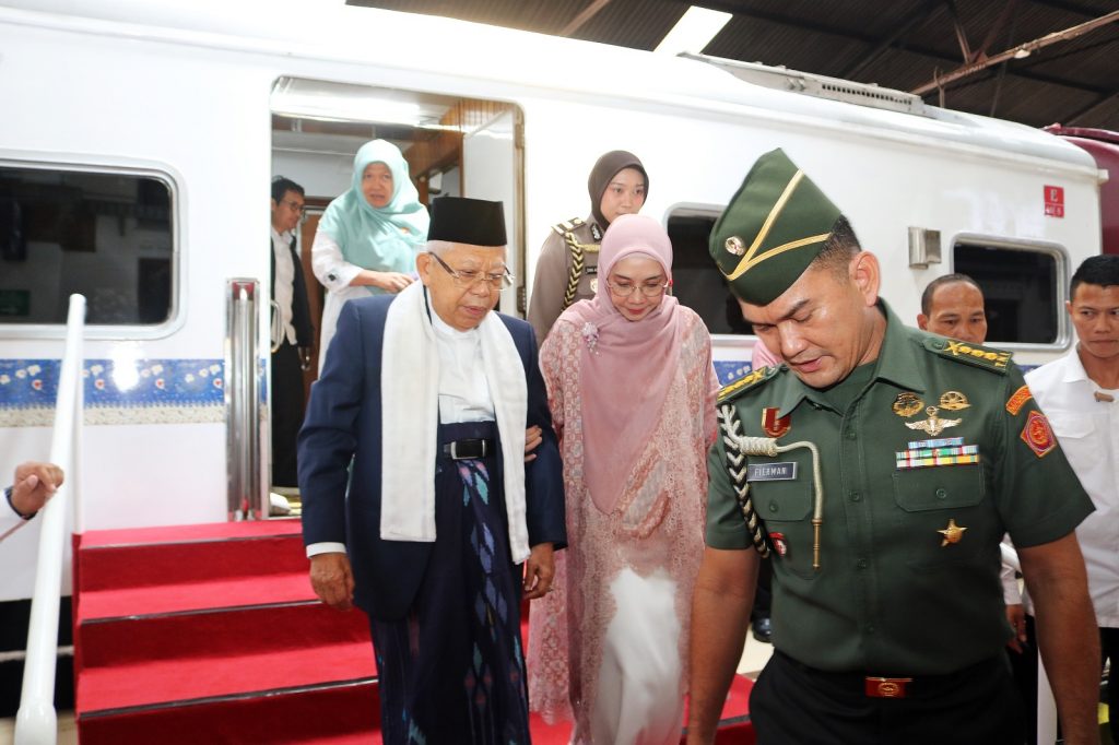 Caption : Wakil Presiden RI, Ma'ruf Amin bersama Hj. Wury Ma’ruf Amin saat turun dari kereta api di stasiun Cirebon. Foto : Ist