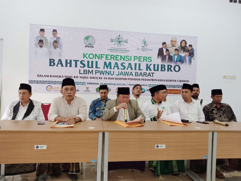 Caption : Lembaga Bahtsul Masail (LBM) PWNU Jawa Barat menggelar konferensi pers terkait relevansi Undang-undang batas usia anak di Ponpes KHAS Kempek Cirebon. Foto : Joni